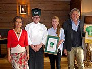 Gr&uuml;ne Haube-Gr&uuml;nderin Sabine Hollomey &uuml;bergab die habe Q! Resort-K&uuml;chenchef Philipp Babinsky, die Urkunde Hotelchefin Bibiana Loock und die Hausplatte an deren Vater und Q! Resort-Gr&uuml;nder Wolfgang Loock